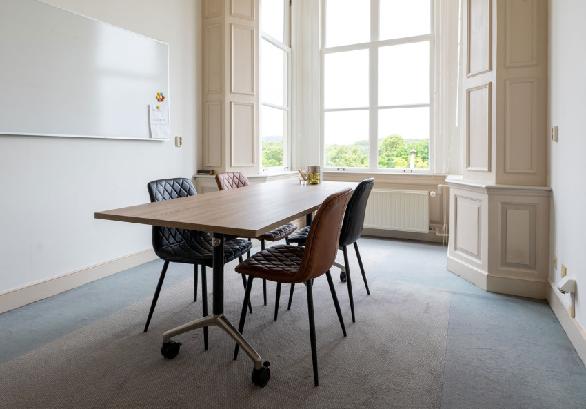 Spreekkamer met veel natuurlijk lichtinval