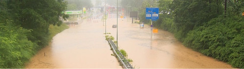 Hevige regenbuien zetten A79 Maastricht-Heerlen compleet onder water 