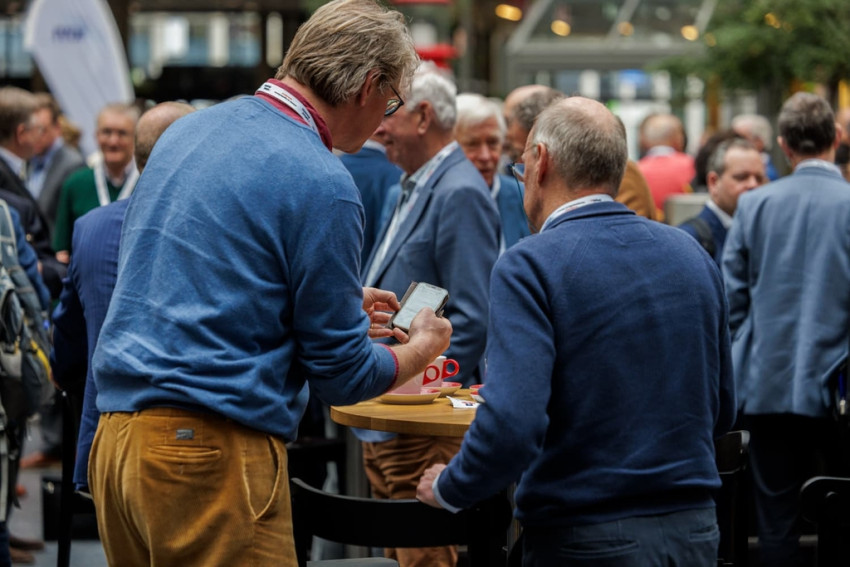 Jaarcongres 2024 bezoekers rond de tafel