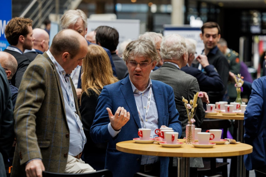 Jaarcongres 2024 bezoekers aan tafel