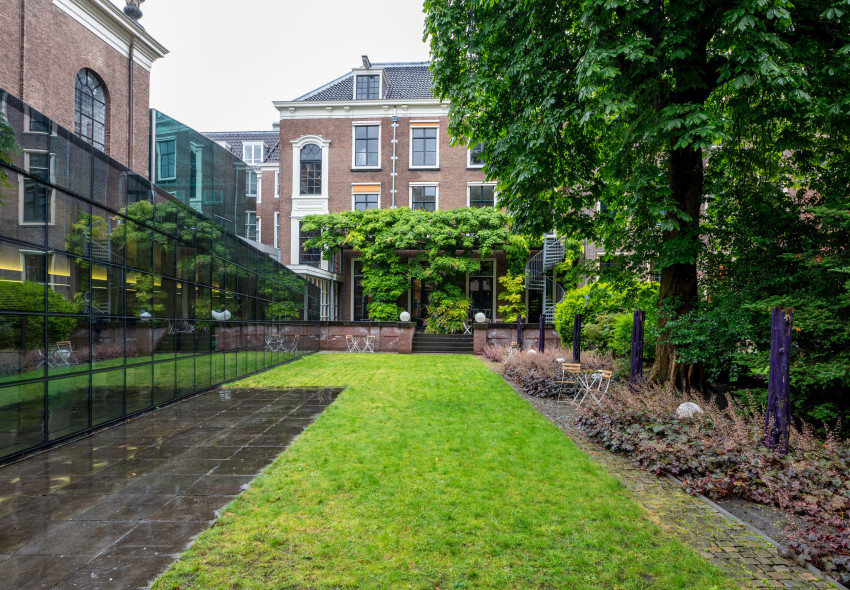 Rustige vergaderlokatie in centrum Den Haag met uitzicht op binnentuim