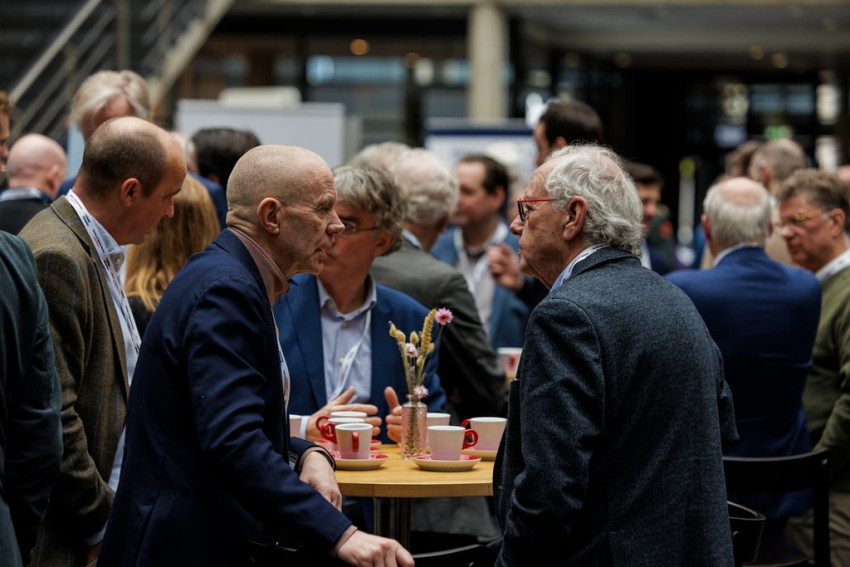 Jaarcongres 2024 bezoekers rond de tafel