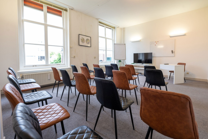 Zaal met theateropstelling voor 22 personen