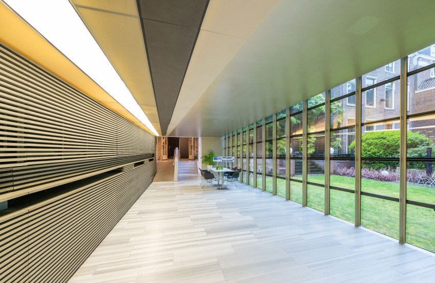 Moderne foyer met deuren naar binnentuin